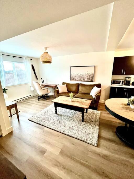 Cozy Lakeview Suite Виктория Экстерьер фото