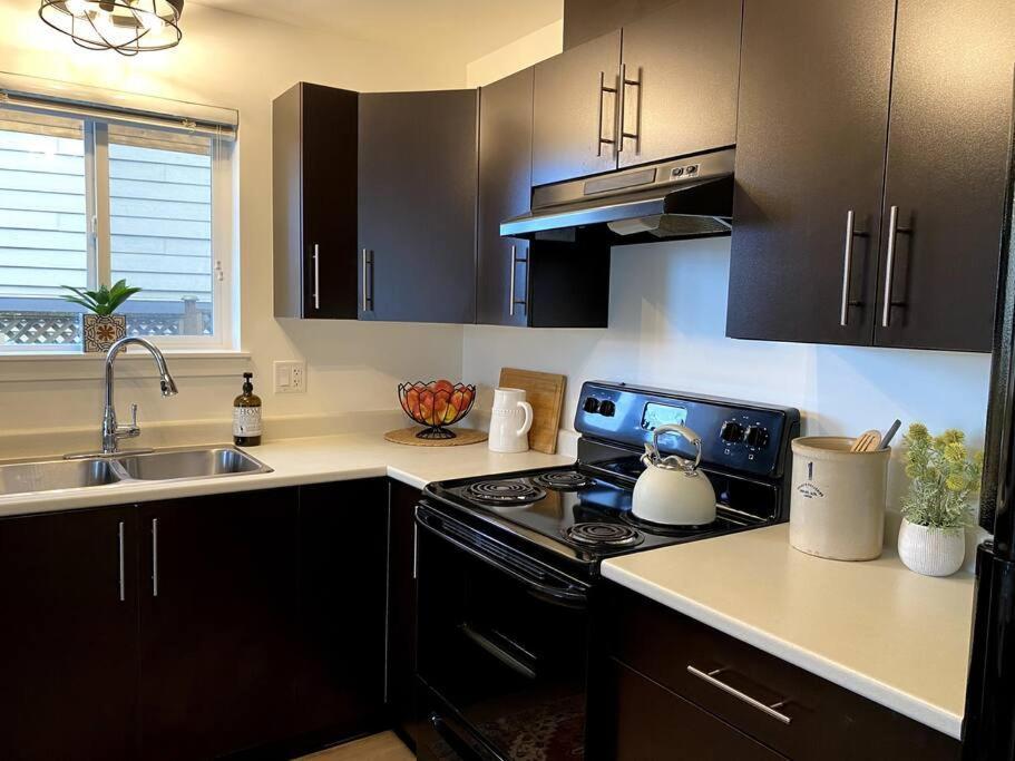 Cozy Lakeview Suite Виктория Экстерьер фото