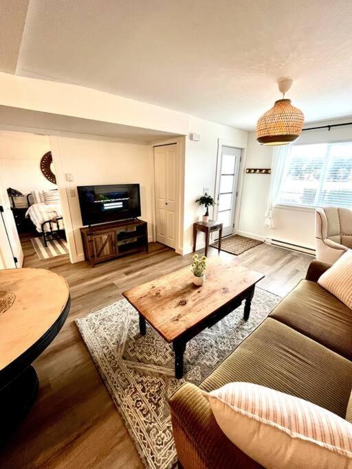 Cozy Lakeview Suite Виктория Экстерьер фото