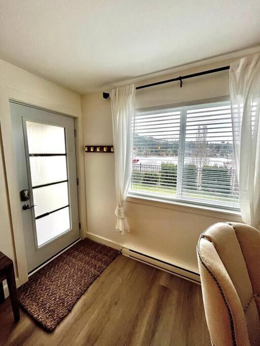Cozy Lakeview Suite Виктория Экстерьер фото