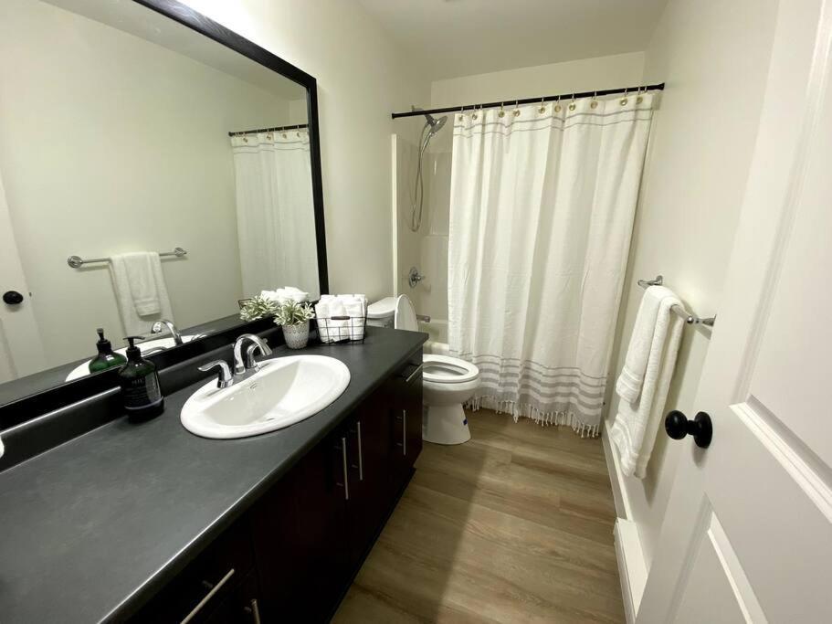 Cozy Lakeview Suite Виктория Экстерьер фото