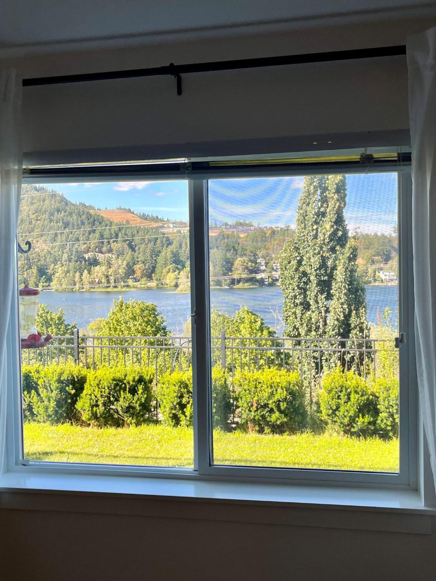 Cozy Lakeview Suite Виктория Экстерьер фото